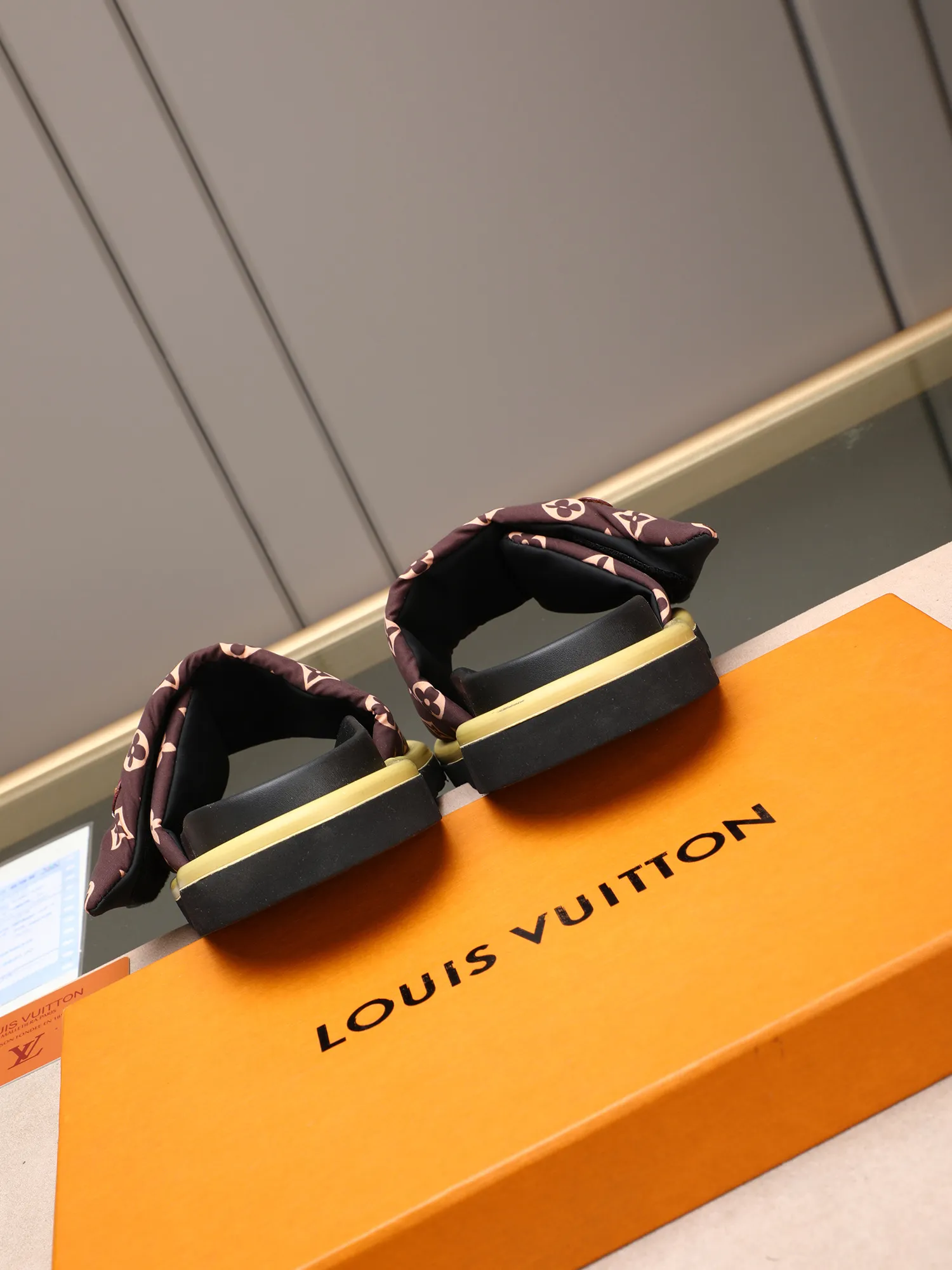 PP360 [LOUIS VUITTON] Louis Vuitton, LV printing, men's and women's slippers are on the market. The drawer box packaging comes with a cloth bag and a card. The upper pattern looks very soft and waxy, and it is a super versatile leg slimming tool. Fabric: imported denim/canvas/old fabric, LV hardware LOGO, official website pattern printing, comfortable to wear, feet: high-elastic PU water table. Sole: foam sole, heel height: about 5cm. Code number: 35-46, 35, 45, 46 are custom-made and non-returnable. Color: multiple colors and styles available.